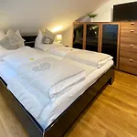 4 Apartment, 125 Qm, Ruhig Und Zentrumsnah, Max 5 Pers, Dachterasse, Garage, 1000 Mbit Lägenhet Böblingen
