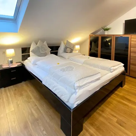 4 Apartment, 125 Qm, Ruhig Und Zentrumsnah, Max 5 Pers, Dachterasse, Garage, 1000 Mbit Lägenhet Böblingen