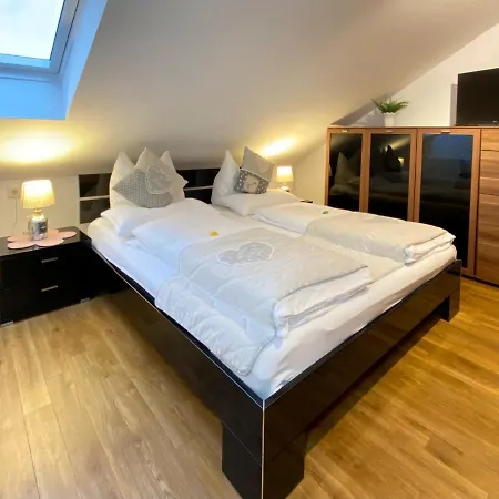 4 Apartment, 125 Qm, Ruhig Und Zentrumsnah, Max 5 Pers, Dachterasse, Garage, 1000 Mbit Apartman Böblingen