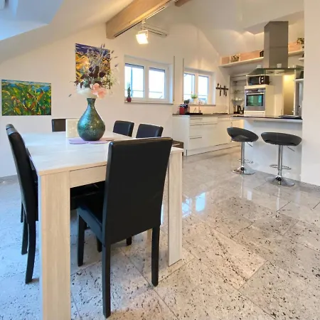 4 Apartment, 125 Qm, Ruhig Und Zentrumsnah, Max 5 Pers, Dachterasse, Garage, 1000 Mbit 公寓