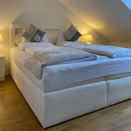 4 Apartment, 125 Qm, Ruhig Und Zentrumsnah, Max 5 Pers, Dachterasse, Garage, 1000 Mbit Apartment Boeblingen