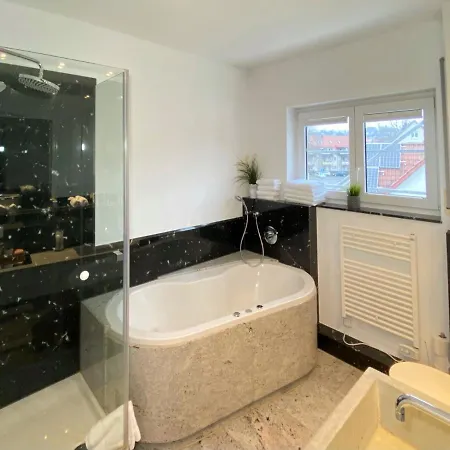 4 Apartment, 125 Qm, Ruhig Und Zentrumsnah, Max 5 Pers, Dachterasse, Garage, 1000 Mbit 公寓 *