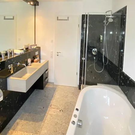 4 Apartment, 125 Qm, Ruhig Und Zentrumsnah, Max 5 Pers, Dachterasse, Garage, 1000 Mbit Apartman Böblingen